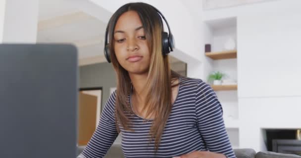 Biracial Teenager Girl Wearing Headphones Using Laptop Home Slow Motion — ストック動画