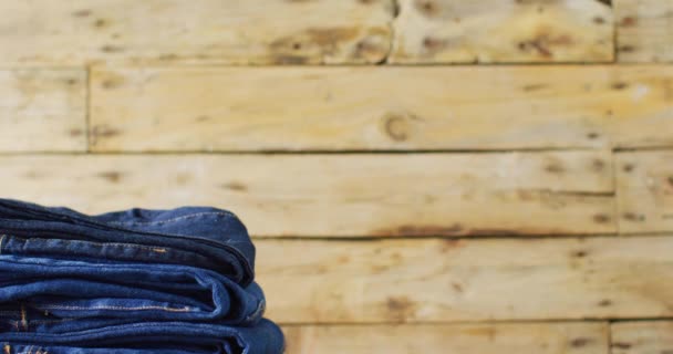 Primo Piano Jeans Piegati Con Diverse Tonalità Sfondo Legno Con — Video Stock