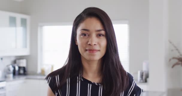 Porträt Einer Glücklichen Birassischen Frau Die Die Kamera Blickt Und — Stockvideo