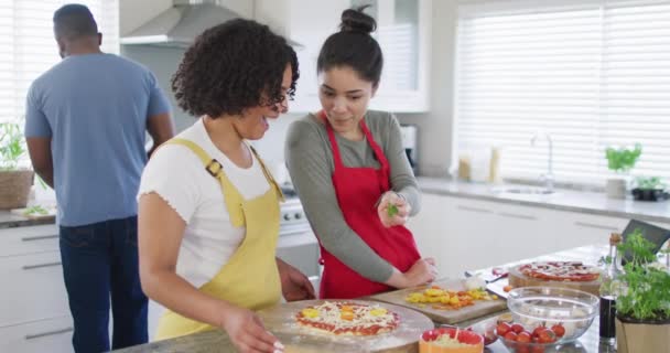 Lykkelige Mannlige Kvinnelige Venner Som Lager Pizza Lager Mat Kjøkkenet – stockvideo