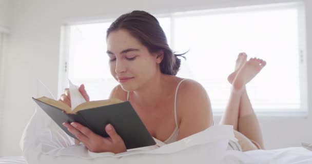 Šťastná Běloška Odpočívá Leží Posteli Čte Trávit Kvalitní Čas Domácí — Stock video