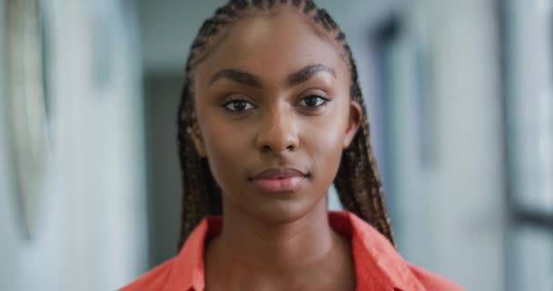Gelukkige Afro Amerikaanse Vrouw Die Lacht Naar Camera Lifestyle Wonen — Stockvideo