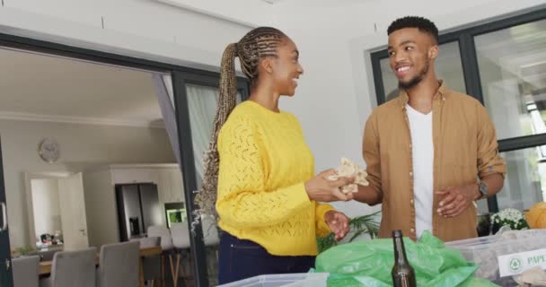 Gelukkig Afrikaans Amerikaans Koppel Dat Afval Recycleert Lifestyle Relatie Recycling — Stockvideo