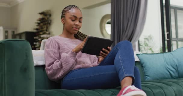 Happy African American Woman Using Tablet Sitting Sofa Lifestyle Living — Vídeo de Stock