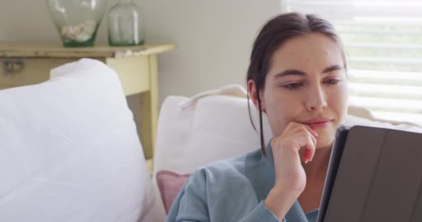 Šťastná Běloška Sedící Gauči Používající Tablet Trávit Kvalitní Čas Domácí — Stock video