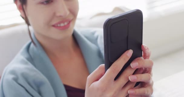 Šťastná Běloška Sedící Gauči Používající Smartphone Trávit Kvalitní Čas Domácí — Stock video