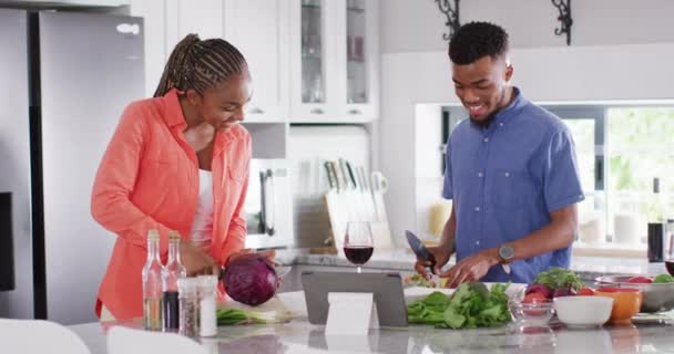 Gelukkig Afrikaans Amerikaans Echtpaar Dat Eten Bereidt Keuken Lifestyle Relatie — Stockvideo