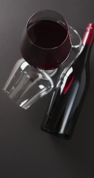 木制表面上的红色酒杯的垂直视频 饮料和品酒概念 — 图库视频影像