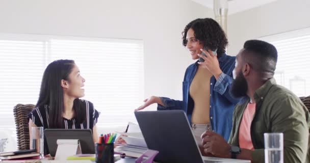 Різноманітні Щасливі Друзі Чоловічої Жіночої Статі Використовують Ноутбук Розмовляють Працюючи — стокове відео