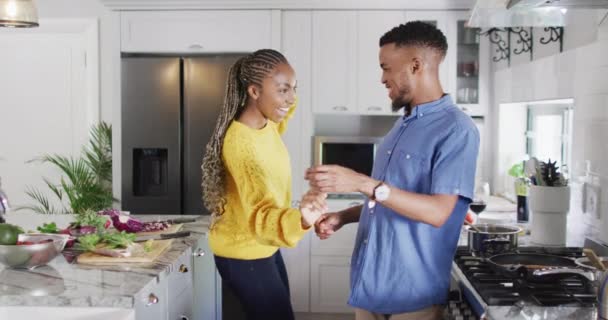 Gelukkig Afrikaans Amerikaans Koppel Dansend Keuken Lifestyle Relatie Plezier Vrije — Stockvideo