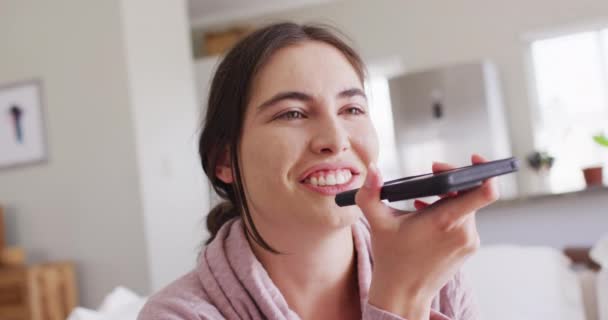 Šťastná Běloška Sedící Gauči Mluvící Smartphonu Trávit Kvalitní Čas Domácí — Stock video
