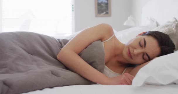 毛布で覆われたベッドで寝て幸せな白人女性 家のコンセプトで質の高い時間を過ごす — ストック動画