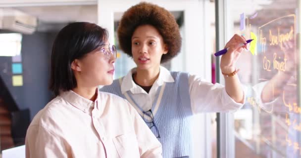 Dois Colegas Criativos Femininos Diversificados Que Brainstorming Ideias Parede Vidro — Vídeo de Stock