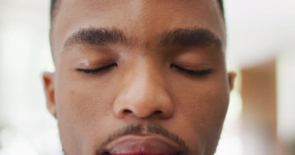 Närbild Den Afrikanske Amerikanske Mannen Som Öppnar Ögonen Livsstil Boende — Stockvideo