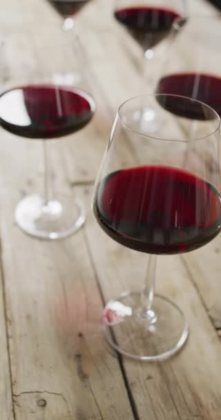 Vertcal Video Res Wine Glasses Wooden Table Wine Alcohol Beverages — Vídeos de Stock