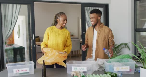 Feliz Casal Afro Americano Reciclando Resíduos Estilo Vida Relacionamento Reciclagem — Vídeo de Stock