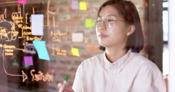 Pensativo Asiático Criativo Empresária Brainstorming Ideias Escritório Casual Câmera Lenta — Vídeo de Stock