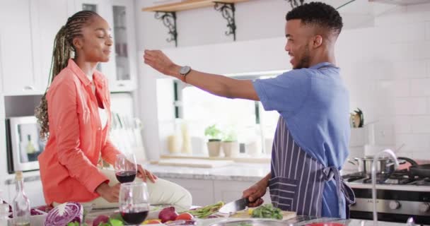 Gelukkig Afrikaans Amerikaans Echtpaar Dat Eten Bereidt Keuken Gerechten Probeert — Stockvideo