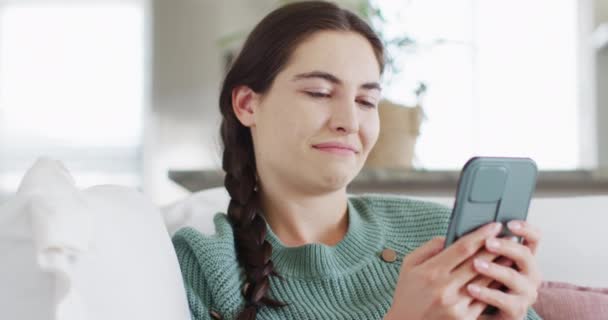 Šťastná Běloška Sedící Gauči Píšící Smartphonu Trávit Kvalitní Čas Domácí — Stock video