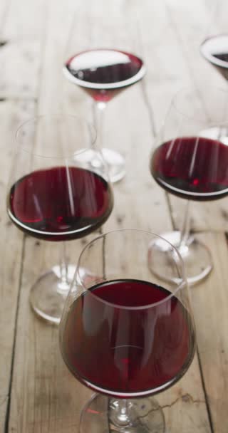 Vertical Video Red Wine Glasses Wooden Surface Wine Alcohol Beverage — Vídeo de stock