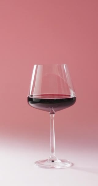 Κάθετη Βίντεο Από Κόκκινο Ποτήρι Κρασιού Φόντο Marsala Έννοια Κρασιού — Αρχείο Βίντεο