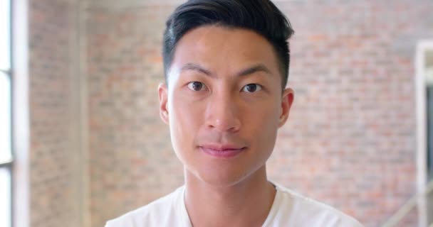 Portrait Homme Affaires Créatif Asiatique Souriant Dans Bureau Décontracté Ralenti — Video