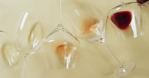 Glasses Red White Wine Lying Beige Surface Wine Alcohol Beverage — Vídeos de Stock