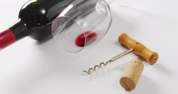 红酒瓶 空杯子 软木塞和软木塞螺丝躺在白色表面 有复制空间 饮料和品酒概念 — 图库视频影像