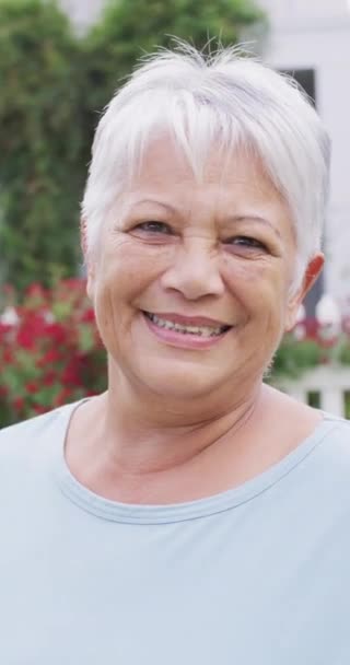 Video Verticale Ritratto Donna Biraciale Anziana Felice Giardino Trascorrere Del — Video Stock
