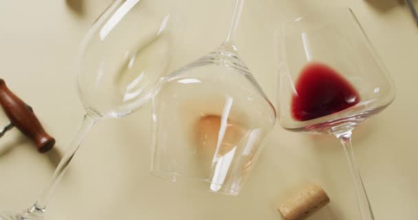 Okulary Winem Korkami Korkociągiem Leżące Beżowej Powierzchni Koncepcja Degustacji Wina — Wideo stockowe