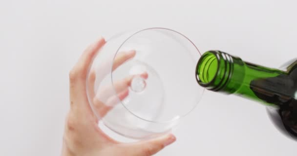 コピースペースのあるガラスに白ワインを注ぐ白人女性の手 ワイン アルコール ワインの試飲のコンセプト — ストック動画