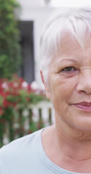 Video Verticale Ritratto Donna Biraciale Anziana Felice Giardino Trascorrere Del — Video Stock