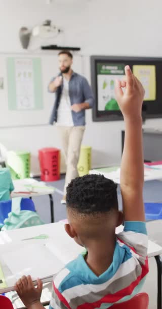 Vídeo Vertical Diversos Professores Meninos Aprendendo Escola Conceito Escola Educação — Vídeo de Stock