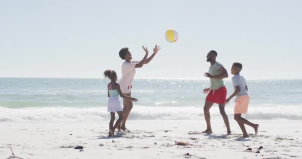 Familia Afroamericana Feliz Jugando Pelota Divirtiéndose Playa Vacaciones Vacaciones Relajarse — Vídeos de Stock