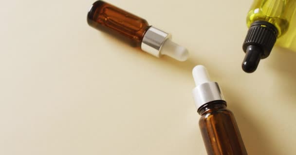 Close Dropper Serum Bottles White Background Copy Space Beauty Products — Vídeo de stock
