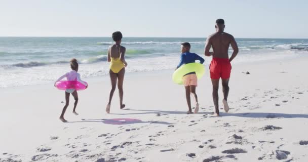 Video Una Felice Famiglia Afroamericana Che Corre Sulla Spiaggia Vacanze — Video Stock