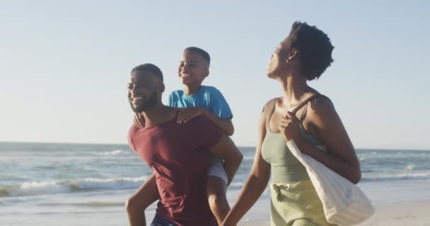 Wideo Szczęśliwej Afrykańskiej Rodziny Bawiącej Się Plaży Wakacje Wakacje Relacje — Wideo stockowe