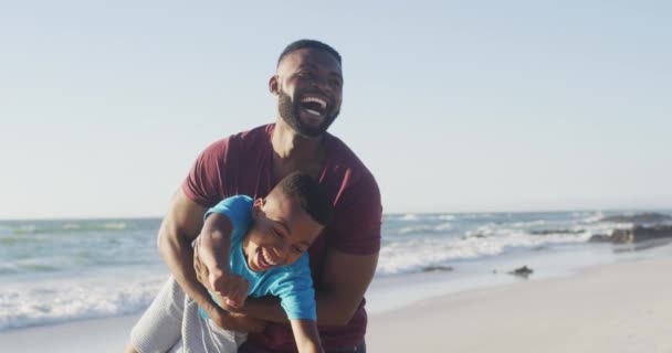 Video Feliz Afroamericano Padre Hijo Divirtiéndose Playa Vacaciones Vacaciones Relaciones — Vídeos de Stock