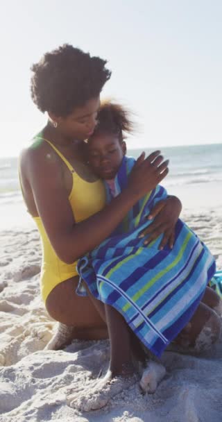 Vídeo Vertical Feliz Mãe Filha Afro Americana Divertindo Praia Férias — Vídeo de Stock