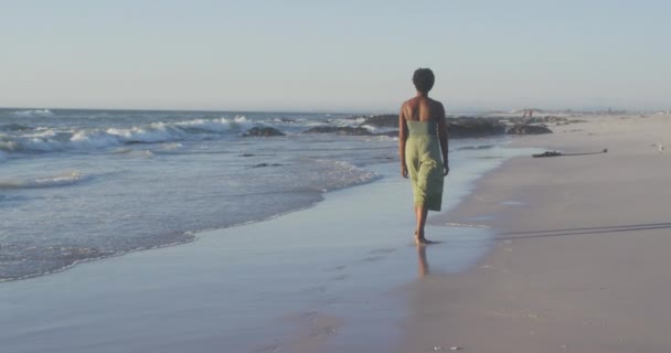 Video African American Woman Walking Beach Sunset Holidays Vacations Relax — ストック動画