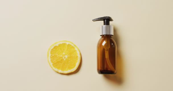 Close Lemon Slice Soap Bottle Beige Background Copy Space Beauty — Vídeo de stock