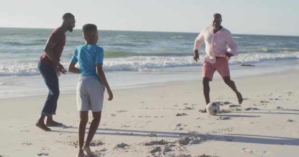 Wideo Szczęśliwego Amerykańskiego Dziadka Ojca Syna Grających Piłkę Nożną Plaży — Wideo stockowe