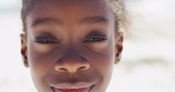 幸せなアフリカ系アメリカ人の少女がビーチのカメラで笑っている リラックスして質の高い家族の時間を一緒に過ごすコンセプト — ストック動画
