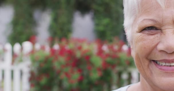 Ritratto Donna Caucasica Anziana Felice Che Guarda Macchina Fotografica Giardino — Video Stock