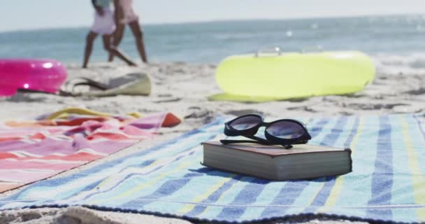 Video Sunglasses Book Towels Beach Equipment Lying Beach Holidays Vacations — 图库视频影像