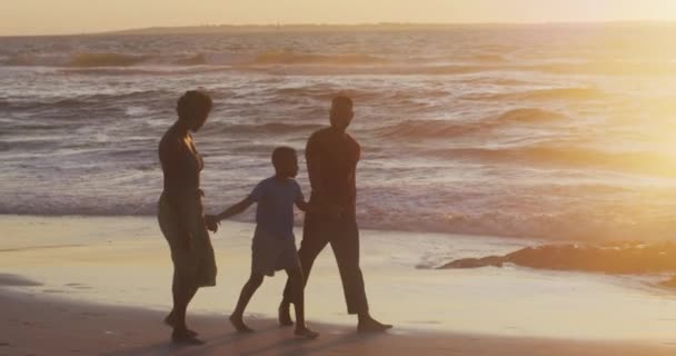 Video Happy African American Family Walking Beach Sunset Holidays Vacations — Vídeos de Stock