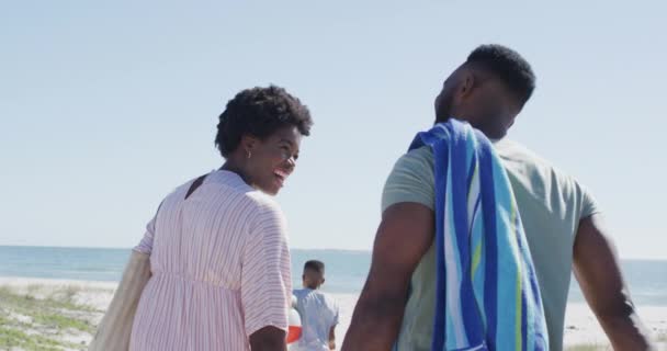 Familia Afroamericana Feliz Con Equipo Playa Caminando Playa Día Soleado — Vídeos de Stock