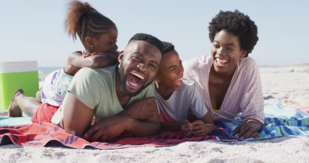 Video Feliz Familia Afroamericana Acostada Playa Riendo Vacaciones Vacaciones Relajarse — Vídeos de Stock