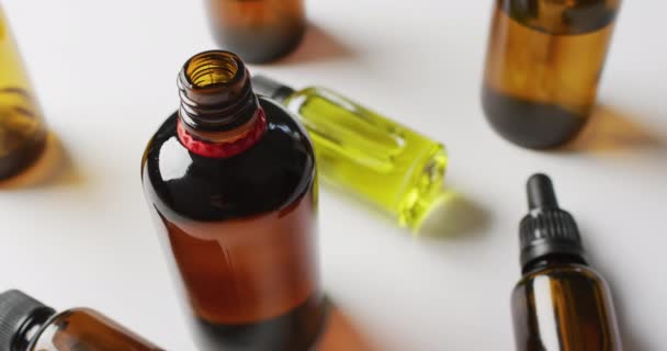 Primer Plano Las Botellas Suero Gotero Sobre Fondo Blanco Productos — Vídeo de stock