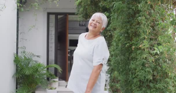 Portret Van Een Gelukkige Oudere Blanke Vrouw Die Naar Camera — Stockvideo